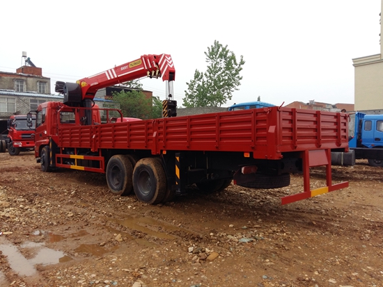 東風(fēng)商用新款后雙橋隨車(chē)吊