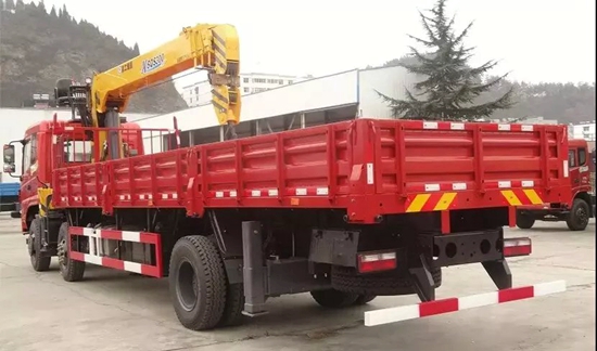 東風(fēng)特商小三軸隨車(chē)吊