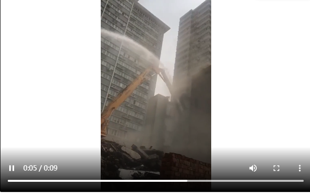 灑水車的電子水炮可以當(dāng)做消防車來用竟然達到了70米高度