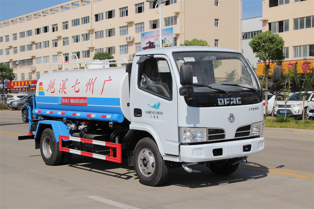 5方灑水車 國三東風(fēng)福瑞卡出口不上戶型灑水車廠家報價