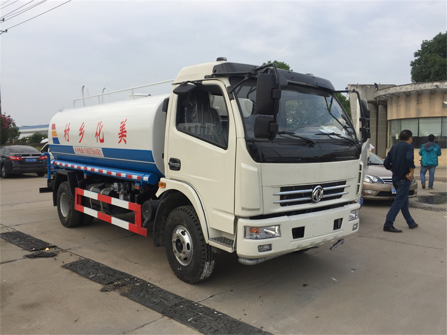 8方灑水車(chē) 東風(fēng)國(guó)三不上戶(hù)出口型灑水車(chē)廠(chǎng)家
