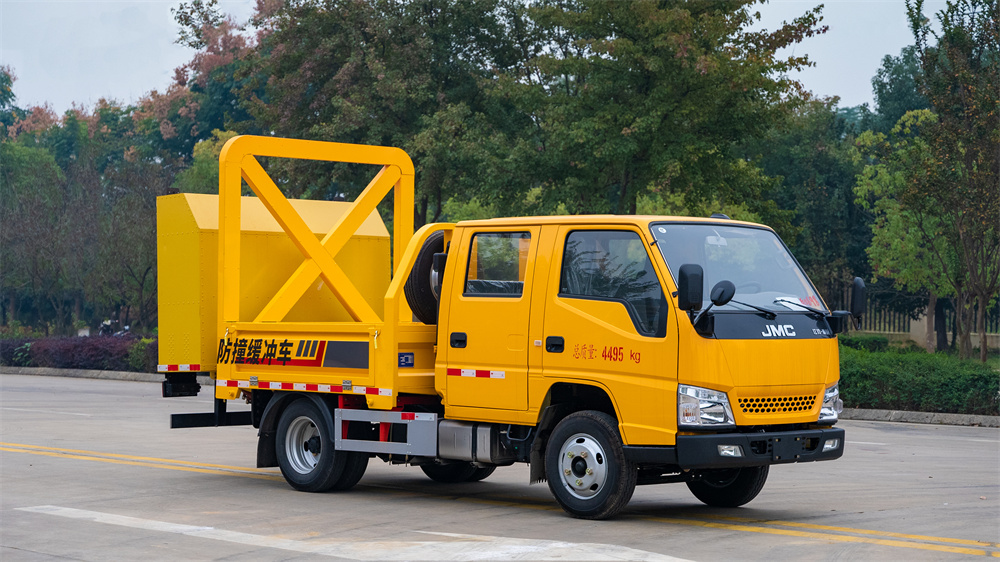 70K防撞灑水車-江鈴順威70K直板防撞緩沖車廠家價(jià)格